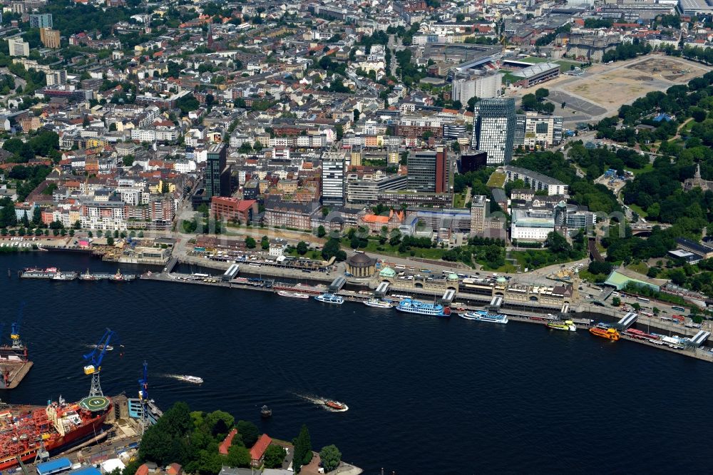 Aerial image Hamburg - Riparian zones on the course of the river Norderelbe on Landungsbruecken in Hamburg in Germany