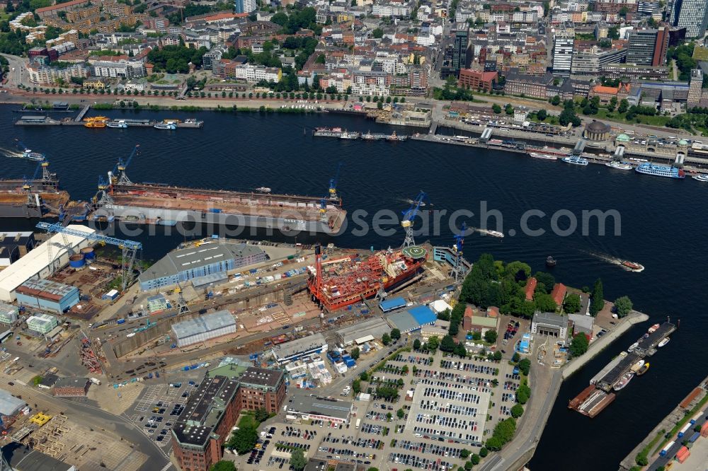 Aerial photograph Hamburg - Riparian zones on the course of the river Norderelbe on Landungsbruecken in Hamburg in Germany