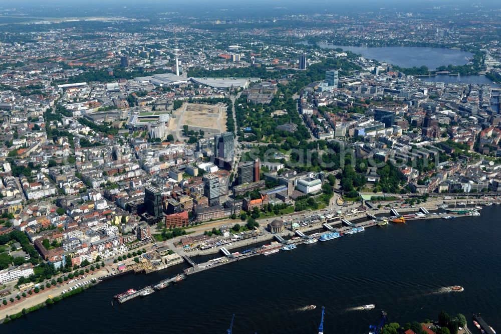 Hamburg from above - Riparian zones on the course of the river Norderelbe on Landungsbruecken in Hamburg in Germany