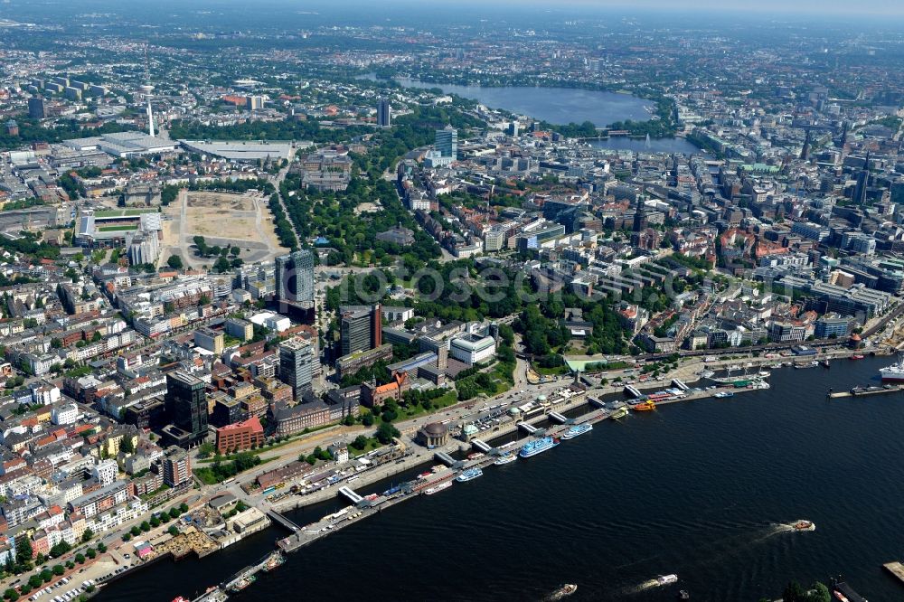 Hamburg from the bird's eye view: Riparian zones on the course of the river Norderelbe on Landungsbruecken in Hamburg in Germany