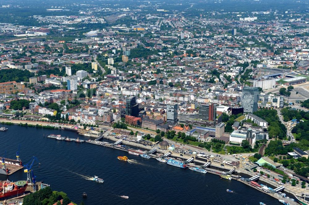 Aerial photograph Hamburg - Riparian zones on the course of the river Norderelbe on Landungsbruecken in Hamburg in Germany