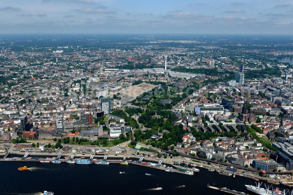 Hamburg from above - Riparian zones on the course of the river Norderelbe on Landungsbruecken in Hamburg in Germany