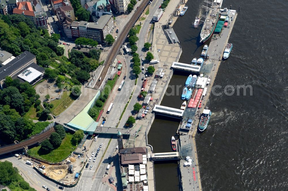 Hamburg from the bird's eye view: Riparian zones on the course of the river Norderelbe on Landungsbruecken in Hamburg in Germany