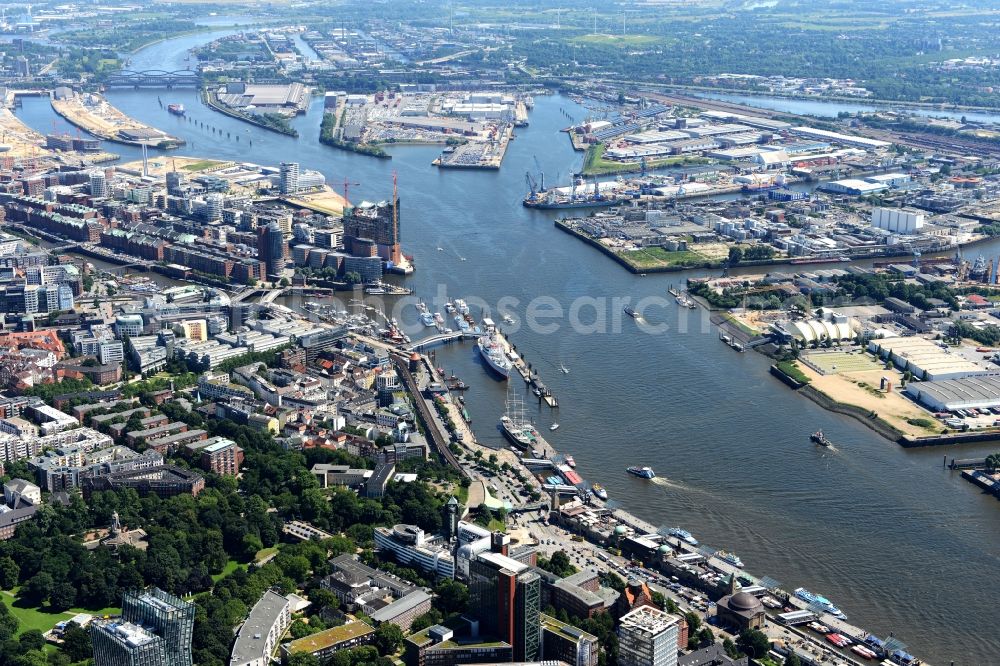 Aerial image Hamburg - Riparian zones on the course of the river Norderelbe on Landungsbruecken in Hamburg in Germany