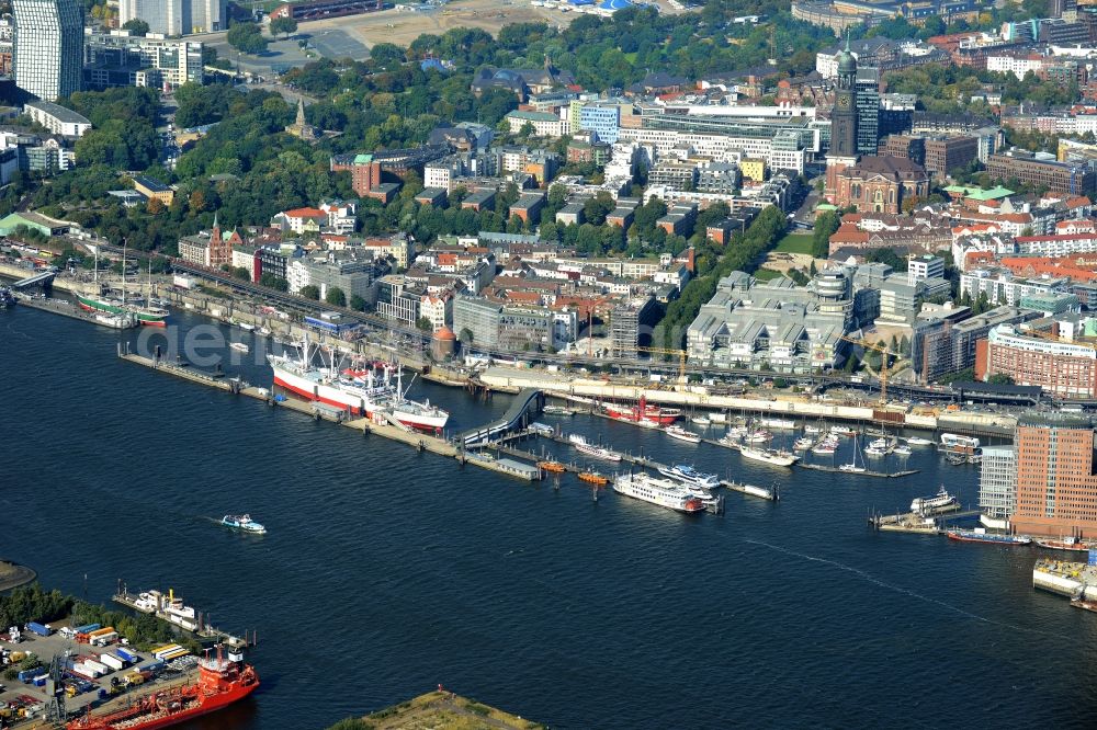 Hamburg from above - Riparian zones on the course of the river Norderelbe on Landungsbruecken in Hamburg in Germany