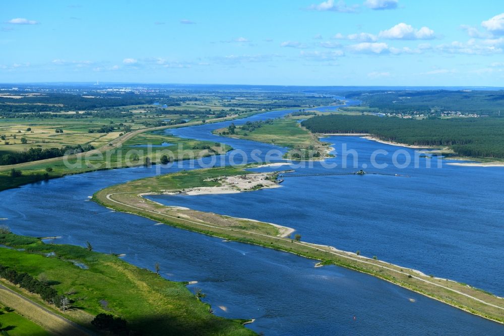 Stolzenhagen from the bird's eye view: Riparian zones on the course of the river of Oder in Stolzenhagen in the state Brandenburg, Germany