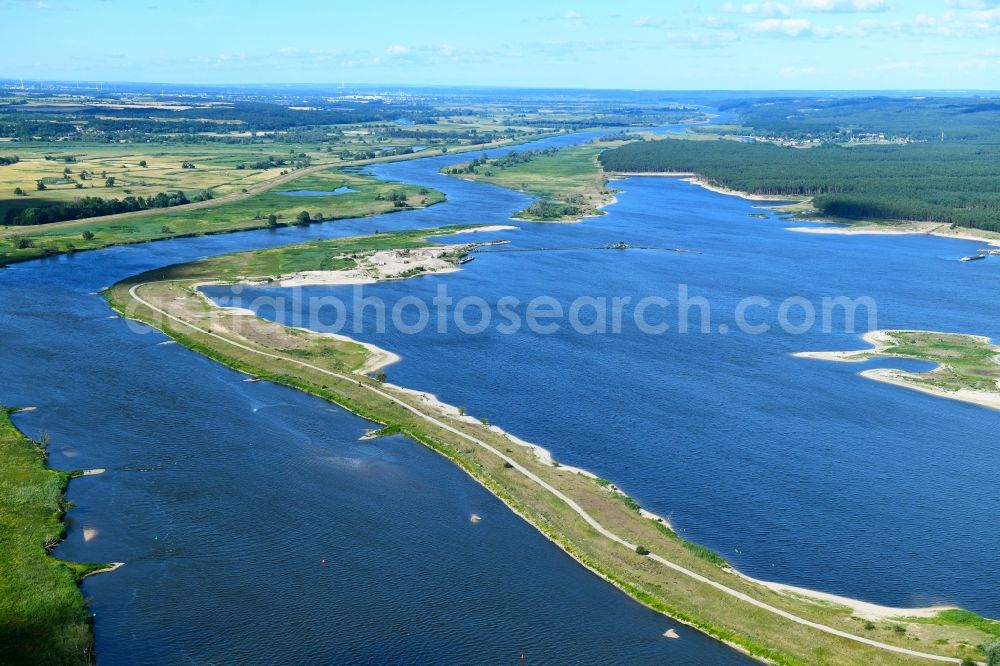 Aerial photograph Stolzenhagen - Riparian zones on the course of the river of Oder in Stolzenhagen in the state Brandenburg, Germany