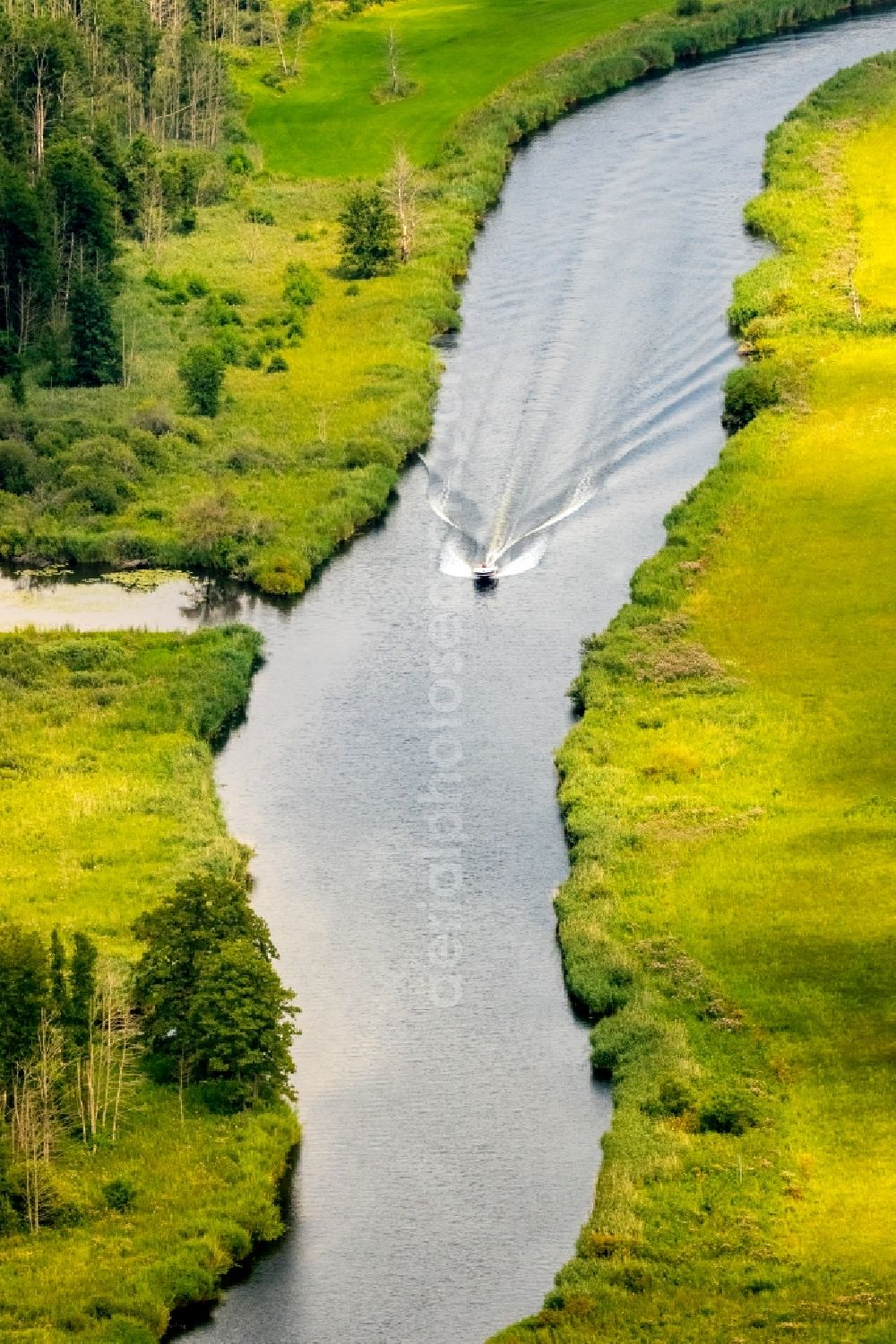 Aerial image Warrenzin - Riparian zones on the course of the river Peene and motorboat in Warrenzin in the state Mecklenburg - Western Pomerania