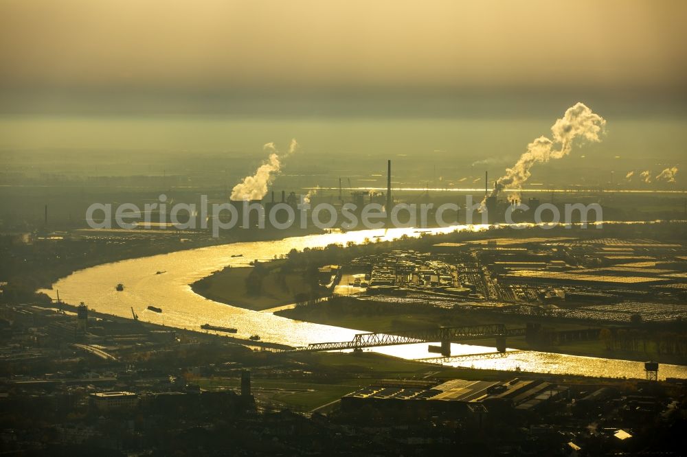 Aerial photograph Duisburg - Riparian zones on the course of the river Rhein beim Sonnenuntergang in Duisburg in the state North Rhine-Westphalia