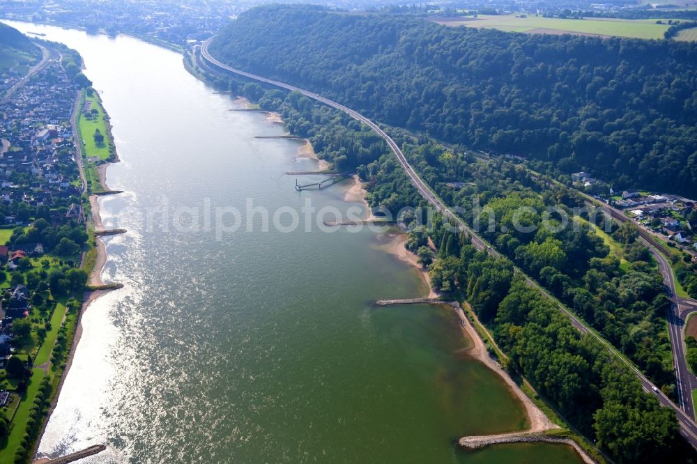 Andernach from the bird's eye view: Riparian zones on the course of the river of the Rhine river in Andernach in the state Rhineland-Palatinate, Germany