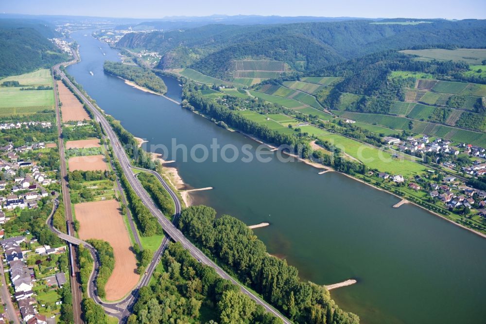 Andernach from the bird's eye view: Riparian zones on the course of the river of the Rhine river in Andernach in the state Rhineland-Palatinate, Germany