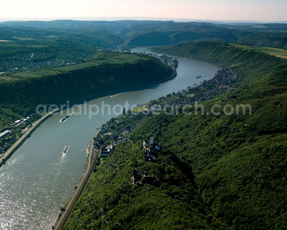 Bad Salzig from the bird's eye view: Riparian zones on the course of the river of the Rhine river in Bad Salzig in the state Rhineland-Palatinate, Germany