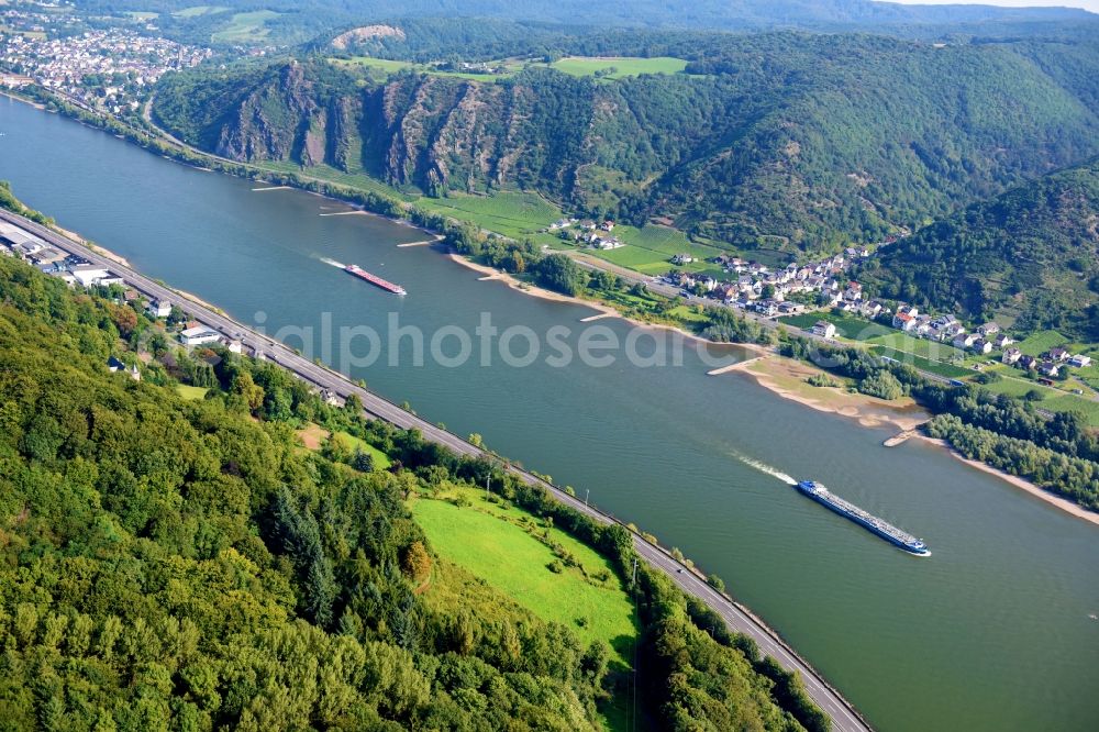 Brohl-Lützing from the bird's eye view: Riparian zones on the course of the river of the Rhine river in Brohl-Luetzing in the state Rhineland-Palatinate, Germany