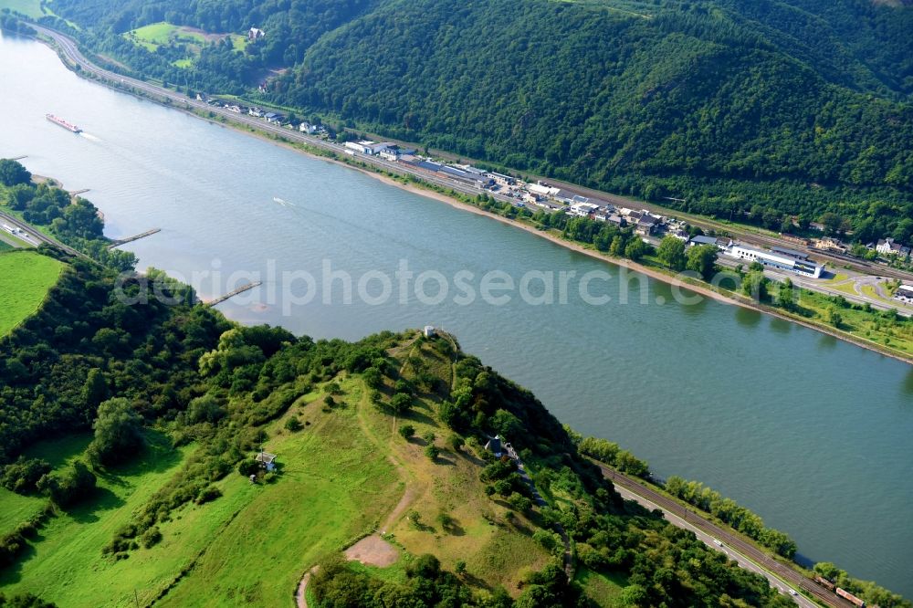 Brohl-Lützing from the bird's eye view: Riparian zones on the course of the river of the Rhine river in Brohl-Luetzing in the state Rhineland-Palatinate, Germany