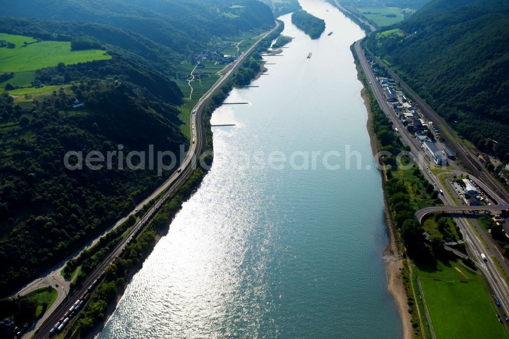 Aerial image Brohl-Lützing - Riparian zones on the course of the river of the Rhine river in Brohl-Luetzing in the state Rhineland-Palatinate, Germany