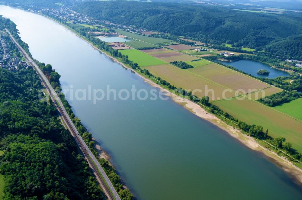 Dattenberg from the bird's eye view: Riparian zones on the course of the river of the Rhine river in Dattenberg in the state Rhineland-Palatinate, Germany