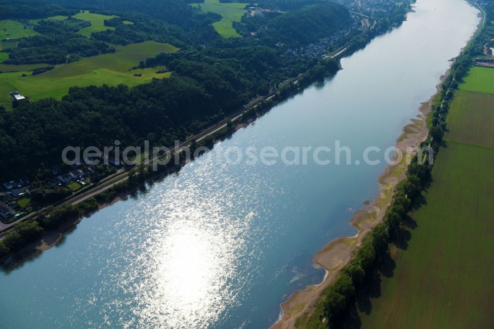 Aerial photograph Dattenberg - Riparian zones on the course of the river of the Rhine river in Dattenberg in the state Rhineland-Palatinate, Germany