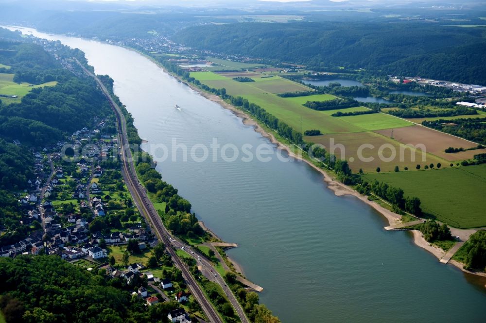 Dattenberg from the bird's eye view: Riparian zones on the course of the river of the Rhine river in Dattenberg in the state Rhineland-Palatinate, Germany