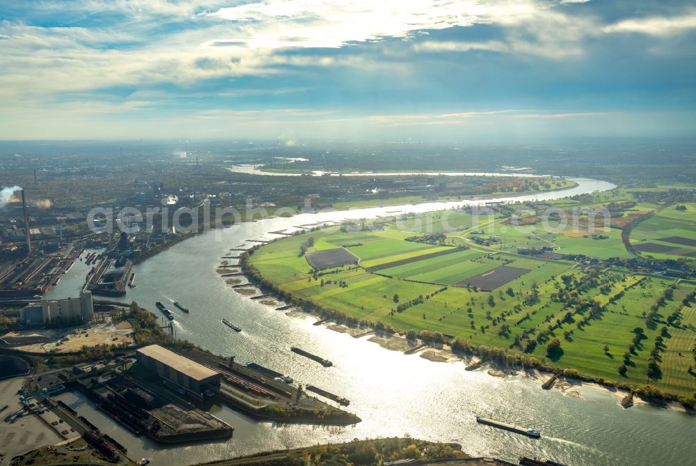 Duisburg from above - Riparian zones on the course of the river of the Rhine river in Duisburg in the state North Rhine-Westphalia, Germany