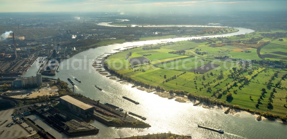 Duisburg from the bird's eye view: Riparian zones on the course of the river of the Rhine river in Duisburg in the state North Rhine-Westphalia, Germany