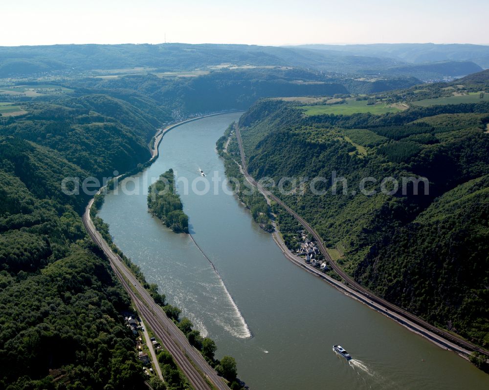 Fellen from the bird's eye view: Riparian zones on the course of the river of the Rhine river in Fellen in the state Rhineland-Palatinate, Germany