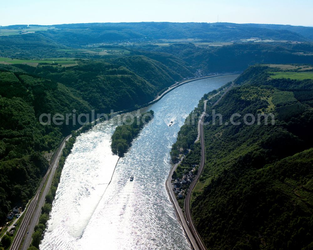 Aerial photograph Fellen - Riparian zones on the course of the river of the Rhine river in Fellen in the state Rhineland-Palatinate, Germany