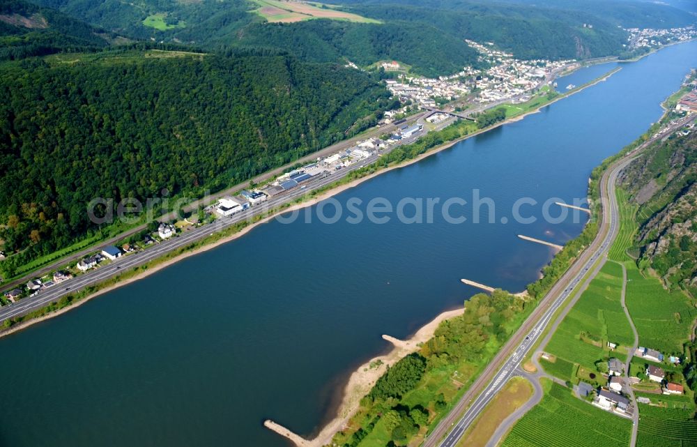 Aerial photograph Hammerstein - Riparian zones on the course of the river of the Rhine river in Hammerstein in the state Rhineland-Palatinate, Germany