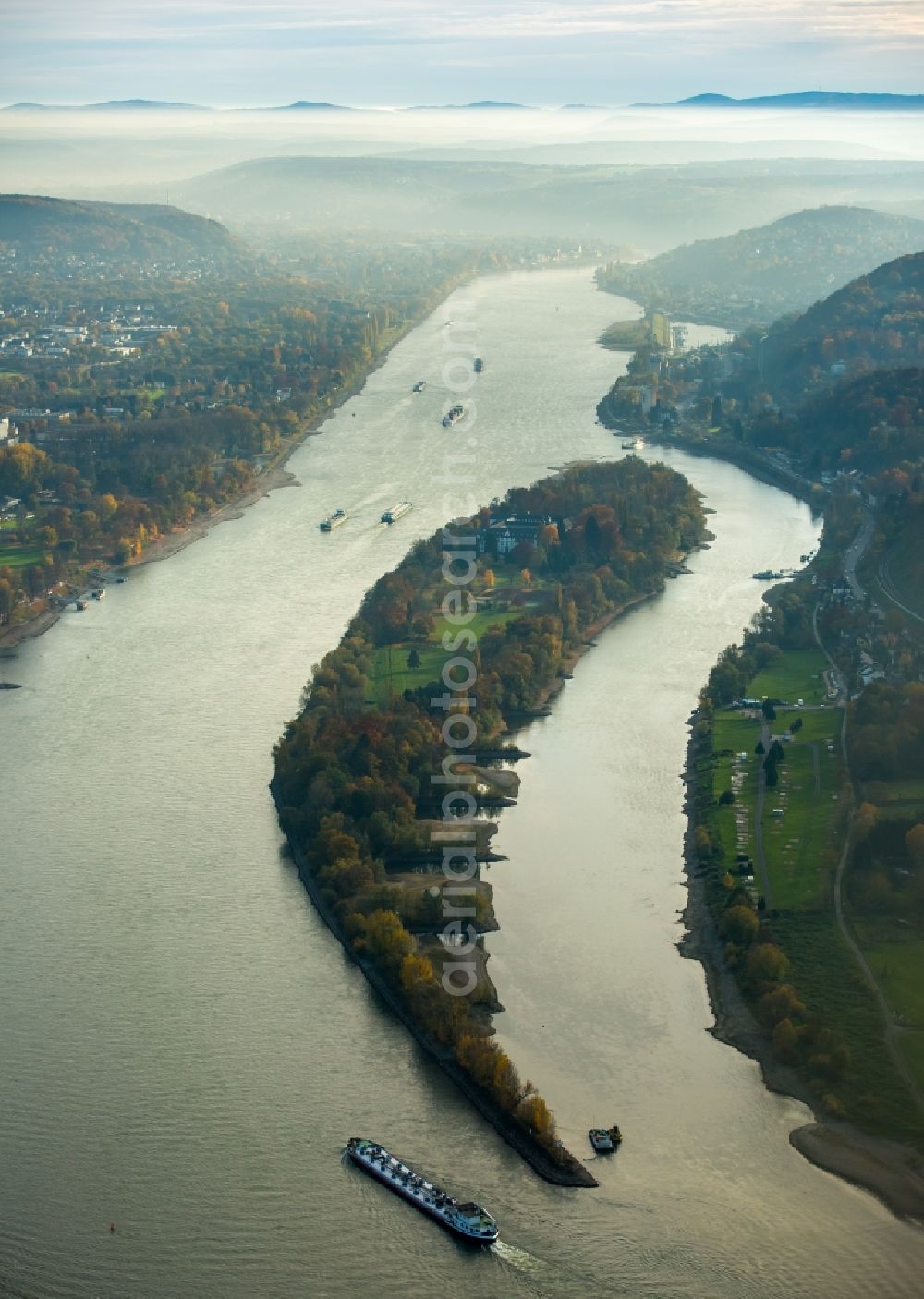 Aerial photograph Remagen - Riparian zones on the course of the river the Rhine to the island Nonnenwerth in Remagen in the state Rhineland-Palatinate