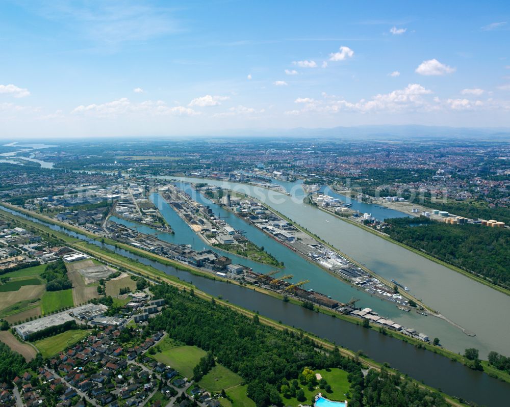 Aerial photograph Kehl - Riparian zones on the course of the river of the Rhine river in Kehl in the state Baden-Wuerttemberg, Germany