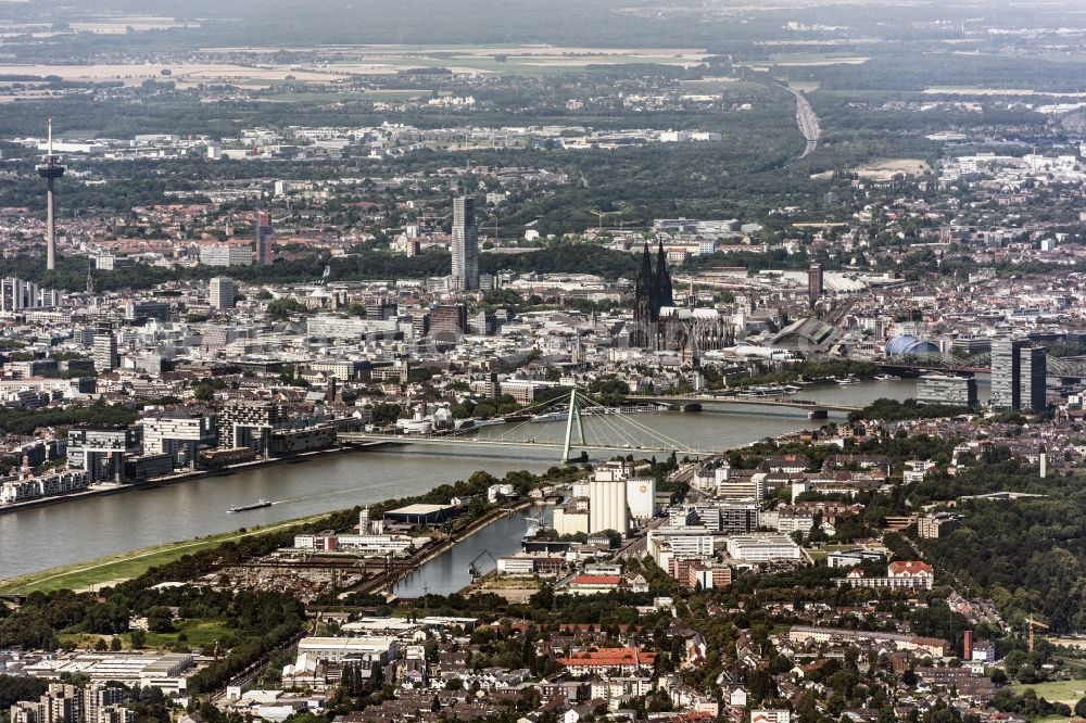 Aerial photograph Köln - Riparian zones on the course of the river of Rhine in Cologne in the state North Rhine-Westphalia