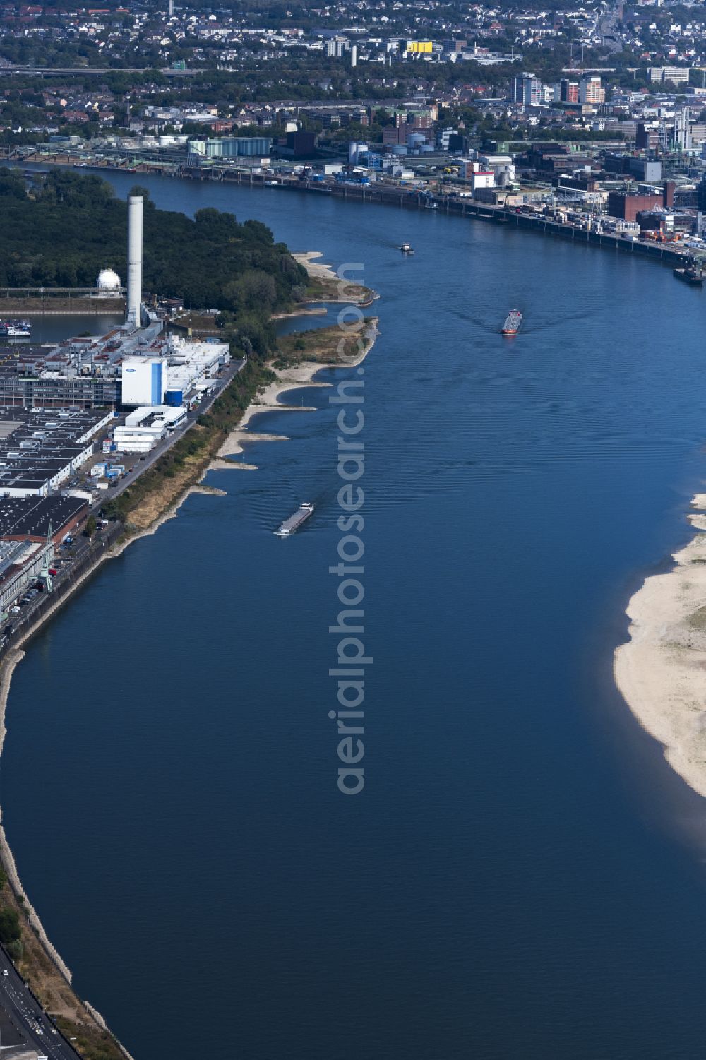 Köln from the bird's eye view: Riparian zones on the course of the river of the Rhine river in Cologne in the state North Rhine-Westphalia, Germany