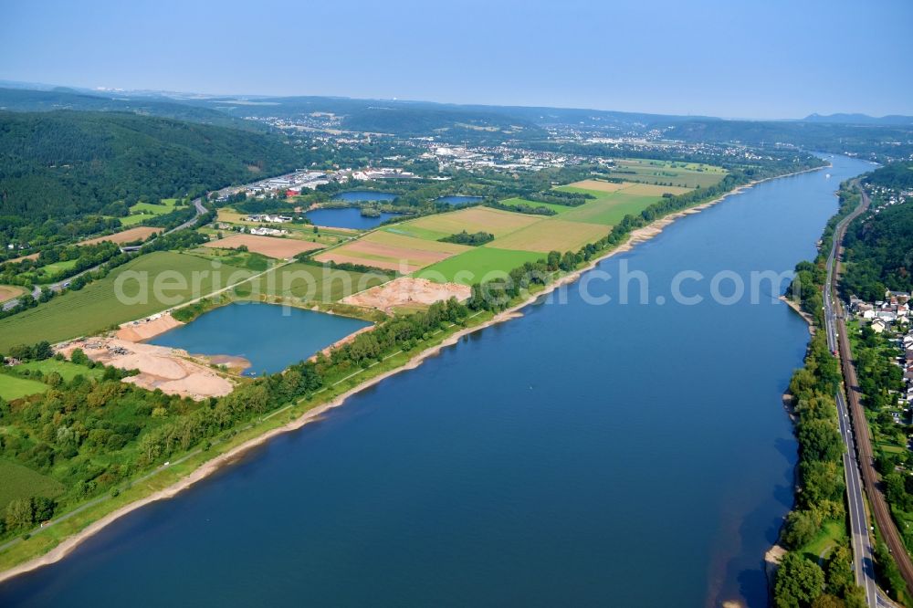 Leubsdorf from the bird's eye view: Riparian zones on the course of the river of the Rhine river in Leubsdorf in the state Rhineland-Palatinate, Germany