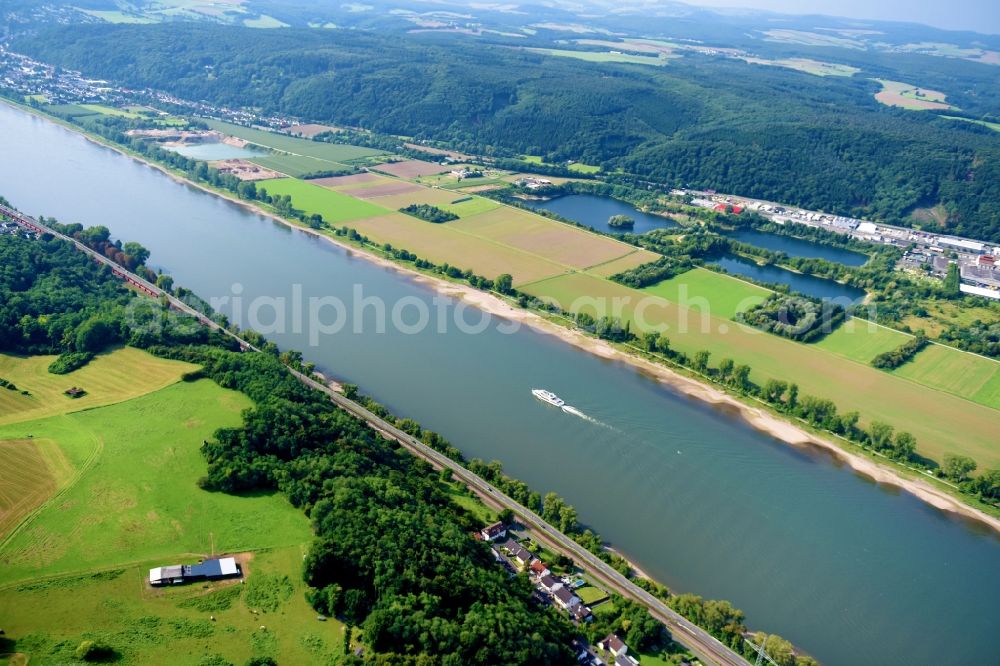 Aerial photograph Leubsdorf - Riparian zones on the course of the river of the Rhine river in Leubsdorf in the state Rhineland-Palatinate, Germany