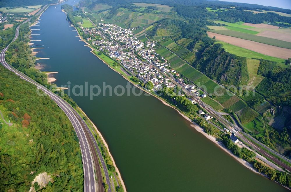 Leutesdorf from above - Riparian zones on the course of the river of the Rhine river in Leutesdorf in the state Rhineland-Palatinate, Germany