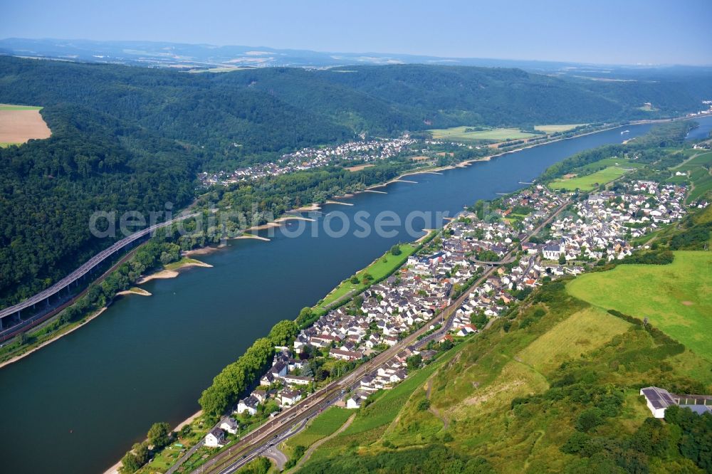 Leutesdorf from the bird's eye view: Riparian zones on the course of the river of the Rhine river in Leutesdorf in the state Rhineland-Palatinate, Germany