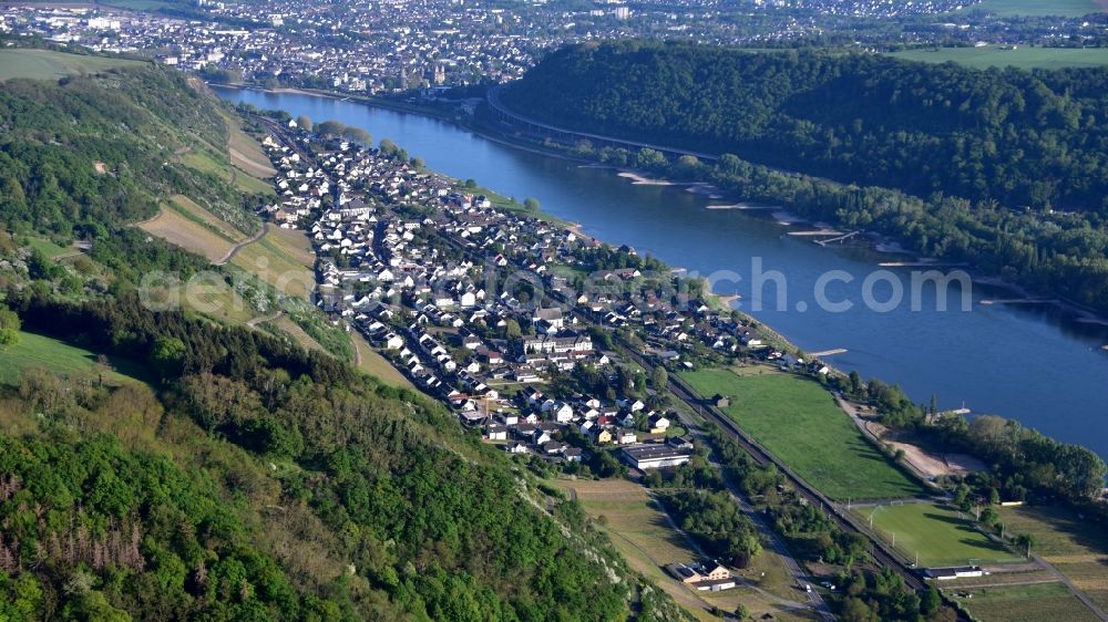 Leutesdorf from above - Riparian zones on the course of the river of the Rhine river in Leutesdorf in the state Rhineland-Palatinate, Germany