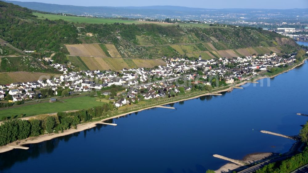 Leutesdorf from the bird's eye view: Riparian zones on the course of the river of the Rhine river in Leutesdorf in the state Rhineland-Palatinate, Germany