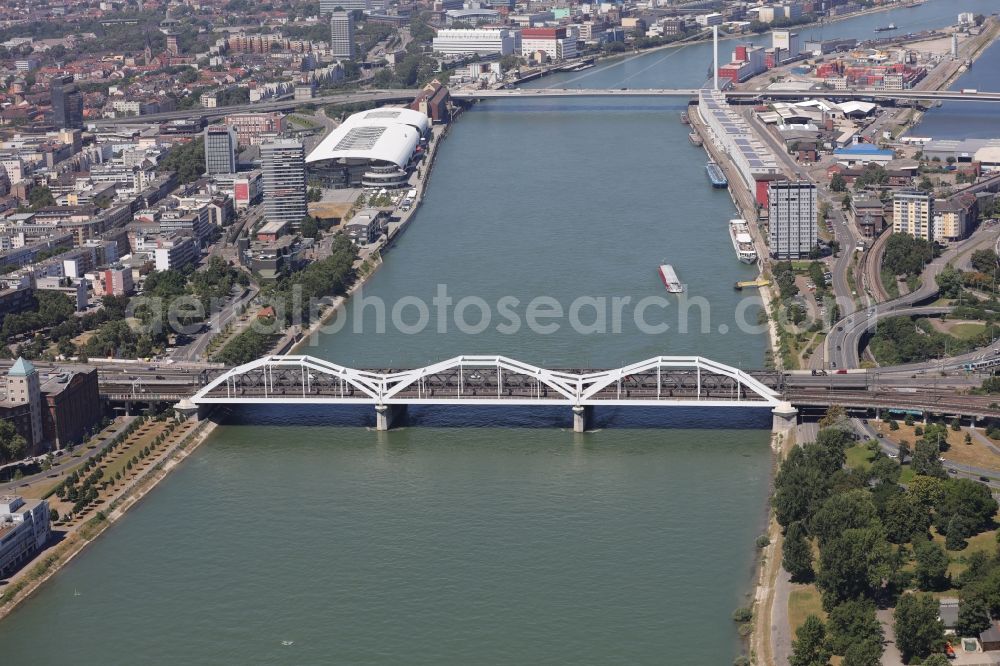 Aerial image Ludwigshafen am Rhein - Riparian zones on the course of the river of Rhine in Ludwigshafen am Rhein in the state Rhineland-Palatinate