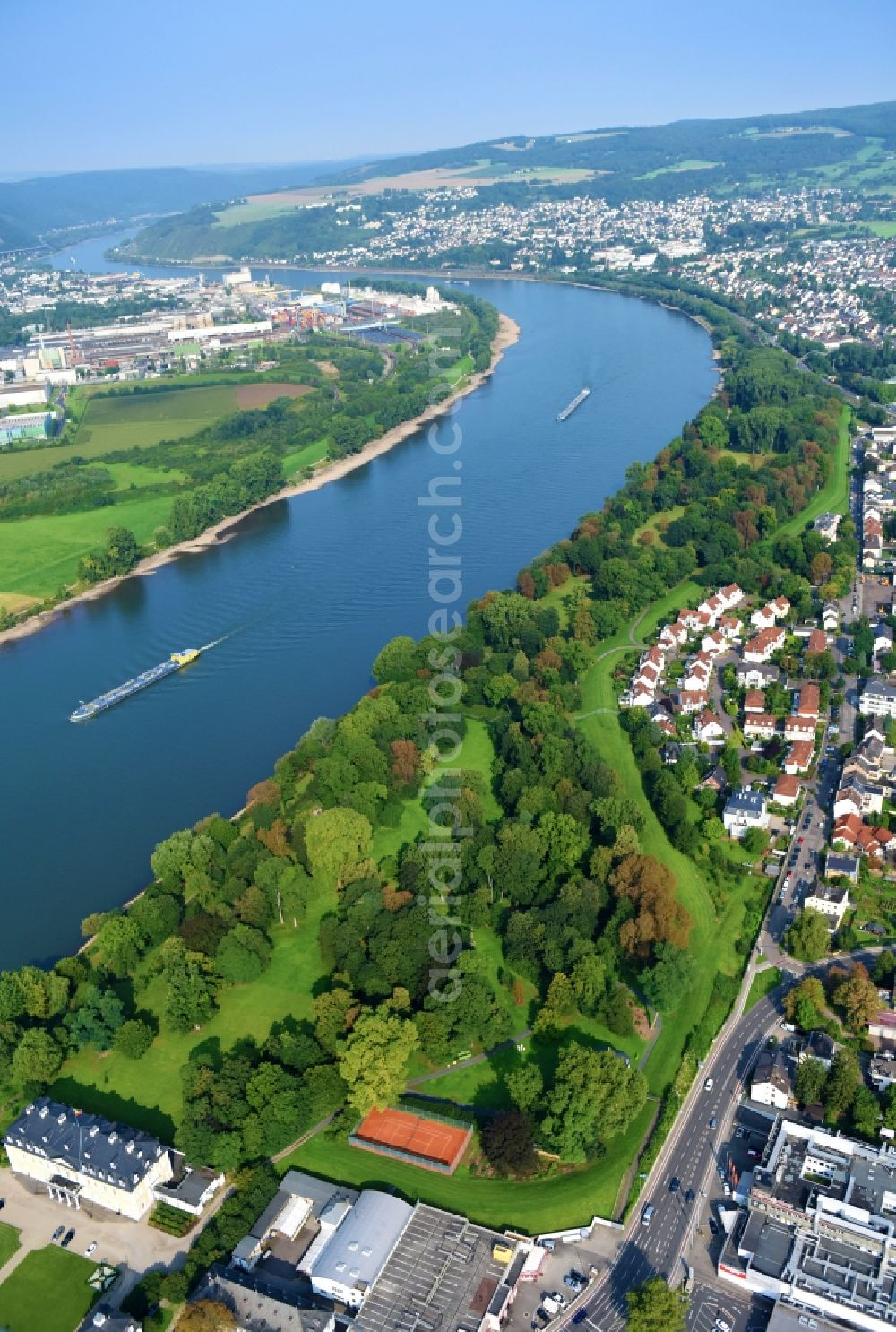 Neuwied from the bird's eye view: Riparian zones on the course of the river of the Rhine river in Neuwied in the state Rhineland-Palatinate, Germany