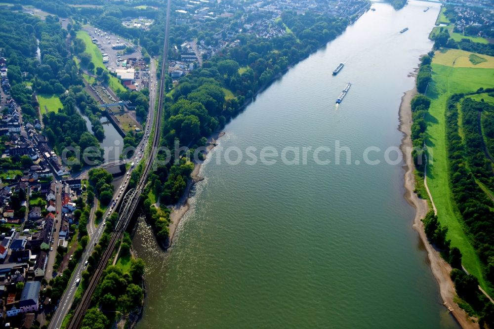 Neuwied from the bird's eye view: Riparian zones on the course of the river of the Rhine river in Neuwied in the state Rhineland-Palatinate, Germany