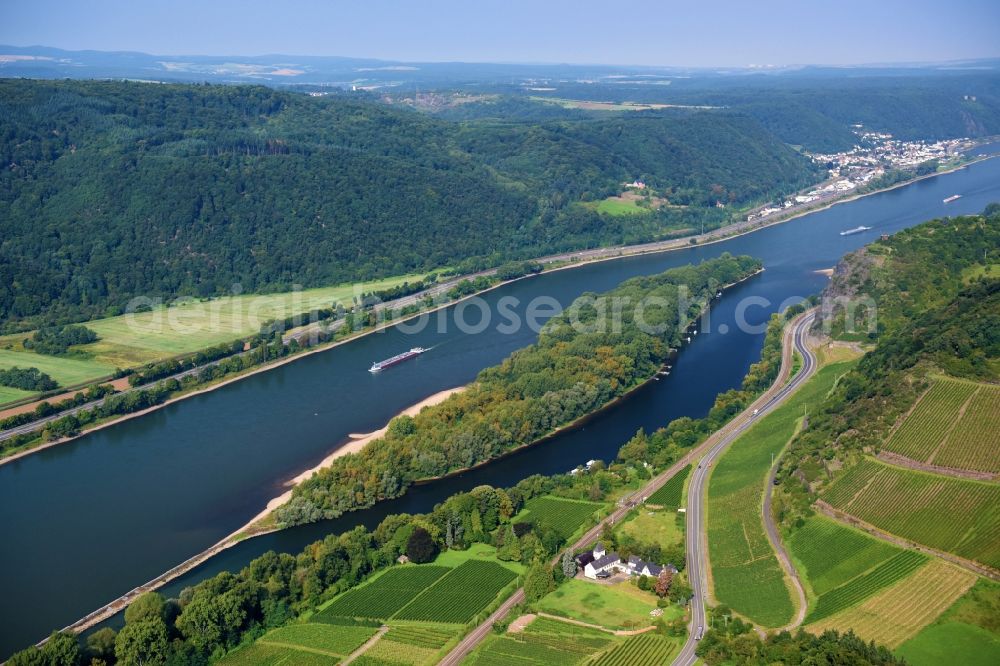 Aerial photograph Oberhammerstein - Riparian zones on the course of the river of the Rhine river in Oberhammerstein in the state Rhineland-Palatinate, Germany