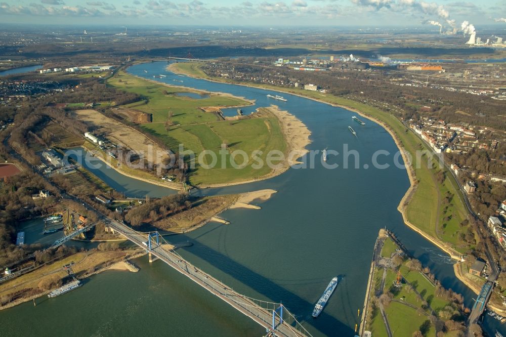 Aerial image Duisburg - Riparian zones on the course of the river of Rhine in the district Homberg-Ruhrort-Baerl in Duisburg in the state North Rhine-Westphalia