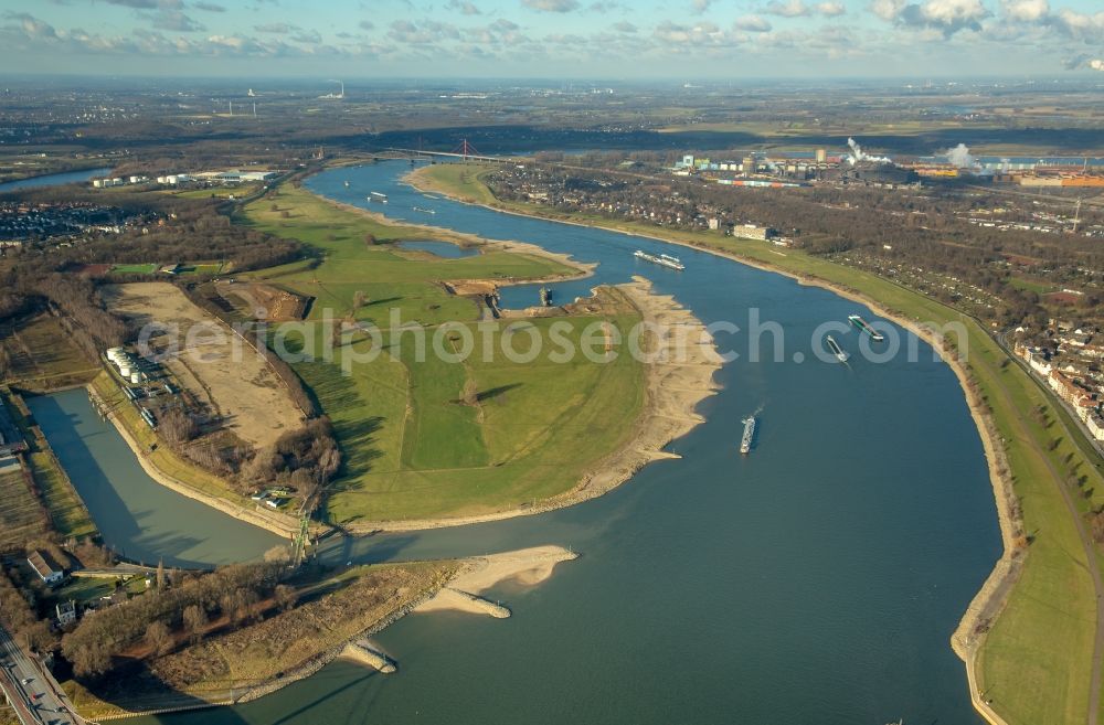 Aerial photograph Duisburg - Riparian zones on the course of the river of Rhine in the district Homberg-Ruhrort-Baerl in Duisburg in the state North Rhine-Westphalia