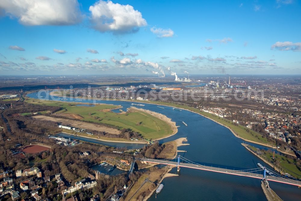 Duisburg from above - Riparian zones on the course of the river of Rhine in the district Homberg-Ruhrort-Baerl in Duisburg in the state North Rhine-Westphalia