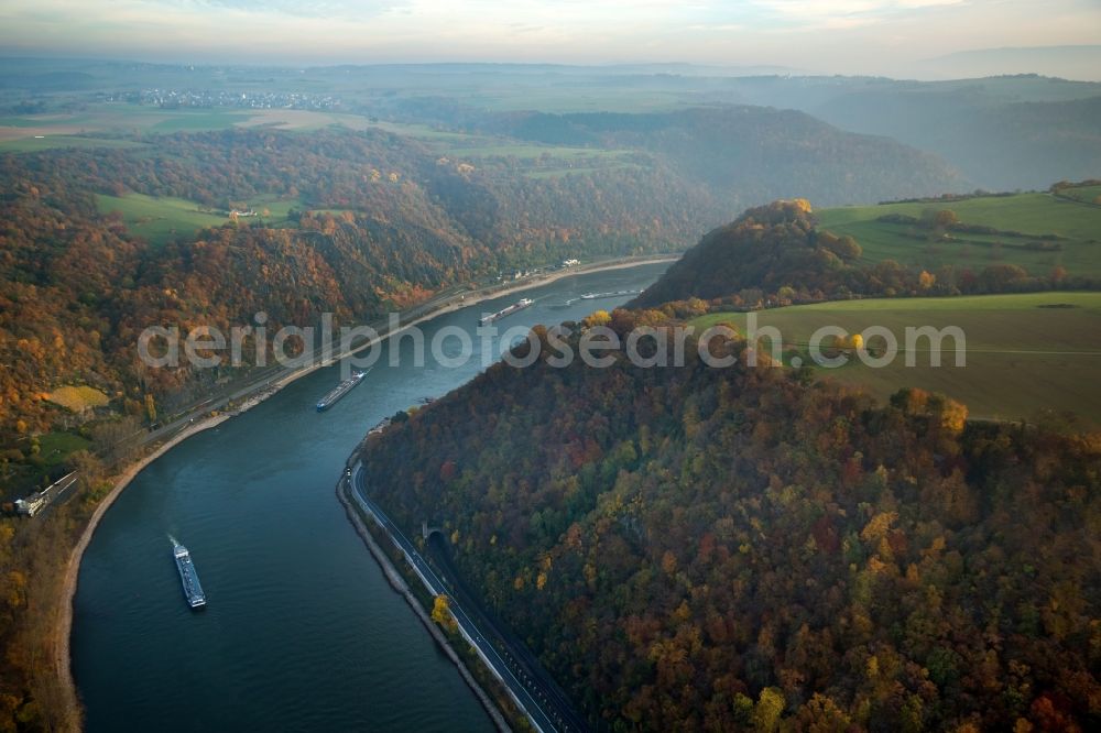 Sankt Goarshausen from the bird's eye view: Riparian zones on the course of the river Rhine in Sankt Goarshausen in the state Rhineland-Palatinate