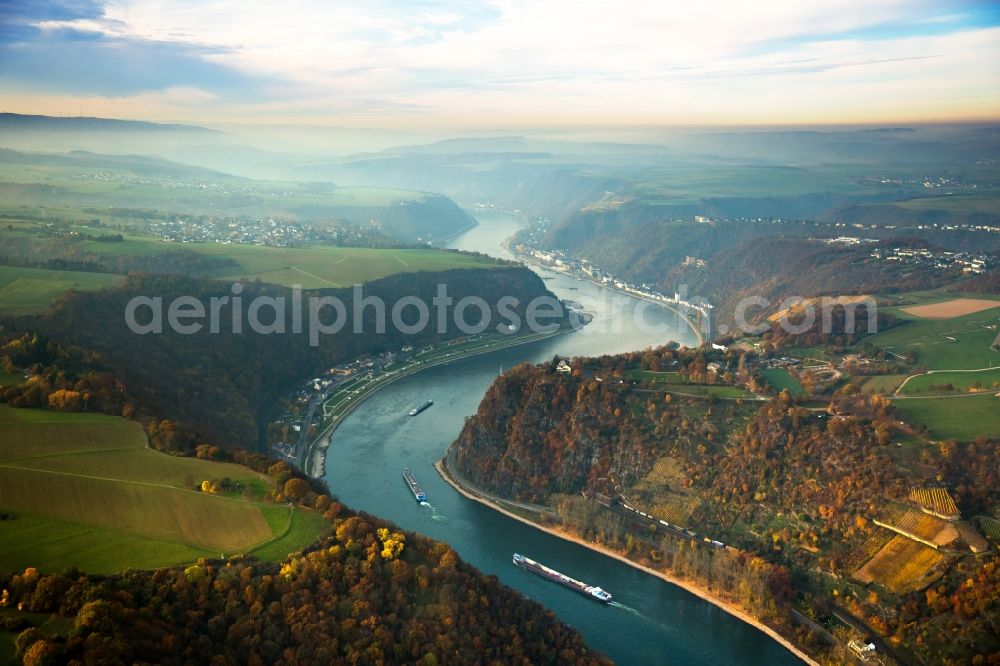 Sankt Goarshausen from above - Riparian zones on the course of the river Rhine in Sankt Goarshausen in the state Rhineland-Palatinate