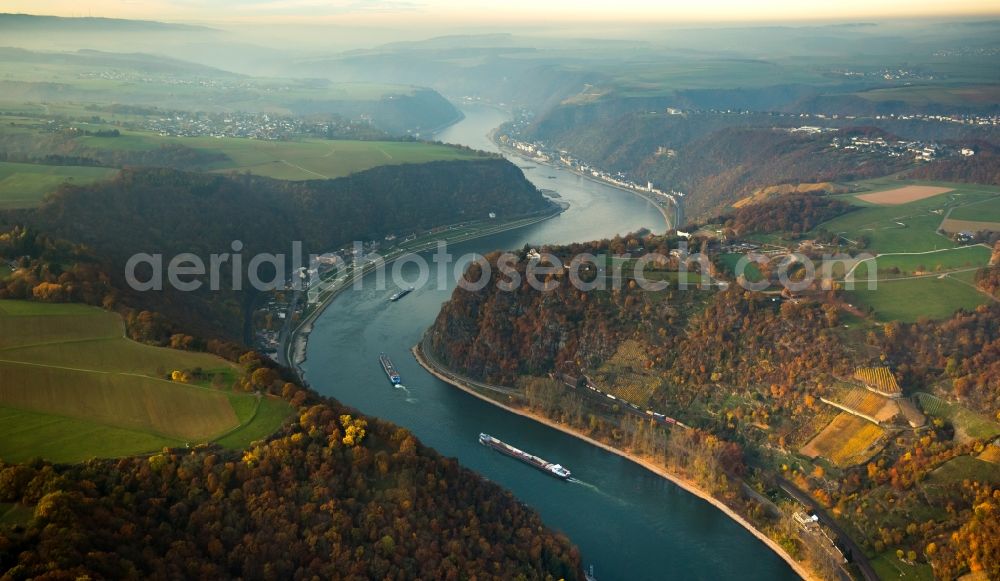 Sankt Goarshausen from the bird's eye view: Riparian zones on the course of the river Rhine in Sankt Goarshausen in the state Rhineland-Palatinate