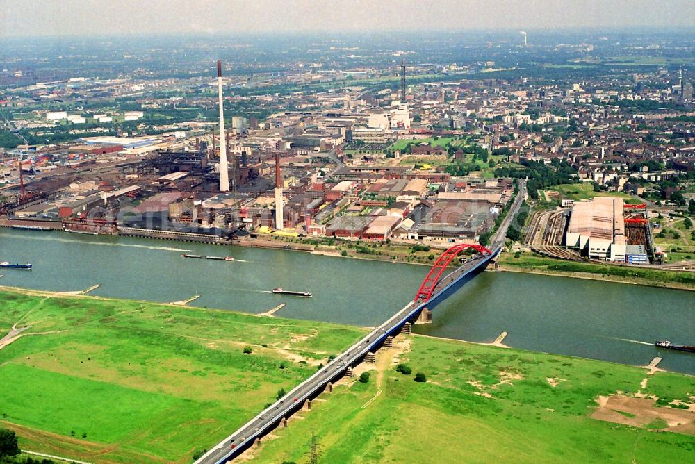 Aerial photograph Duisburg - Riparian zones on the course of the river rhine in Duisburg in the state North Rhine-Westphalia