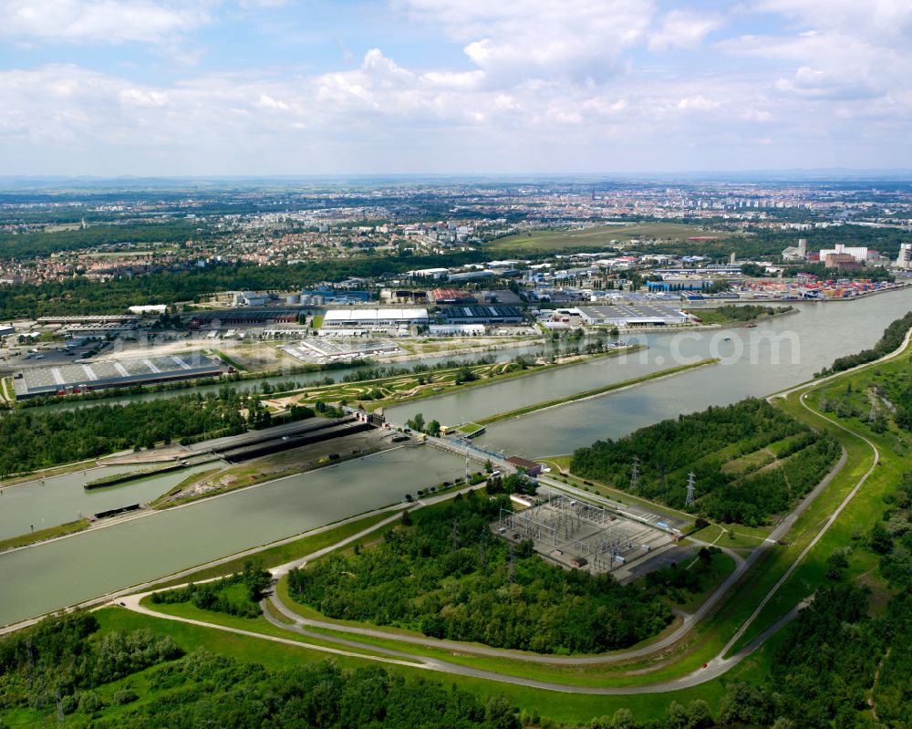 Aerial photograph Straßburg - Riparian zones on the course of the river of the Rhine river in Straßburg in Grand Est, France