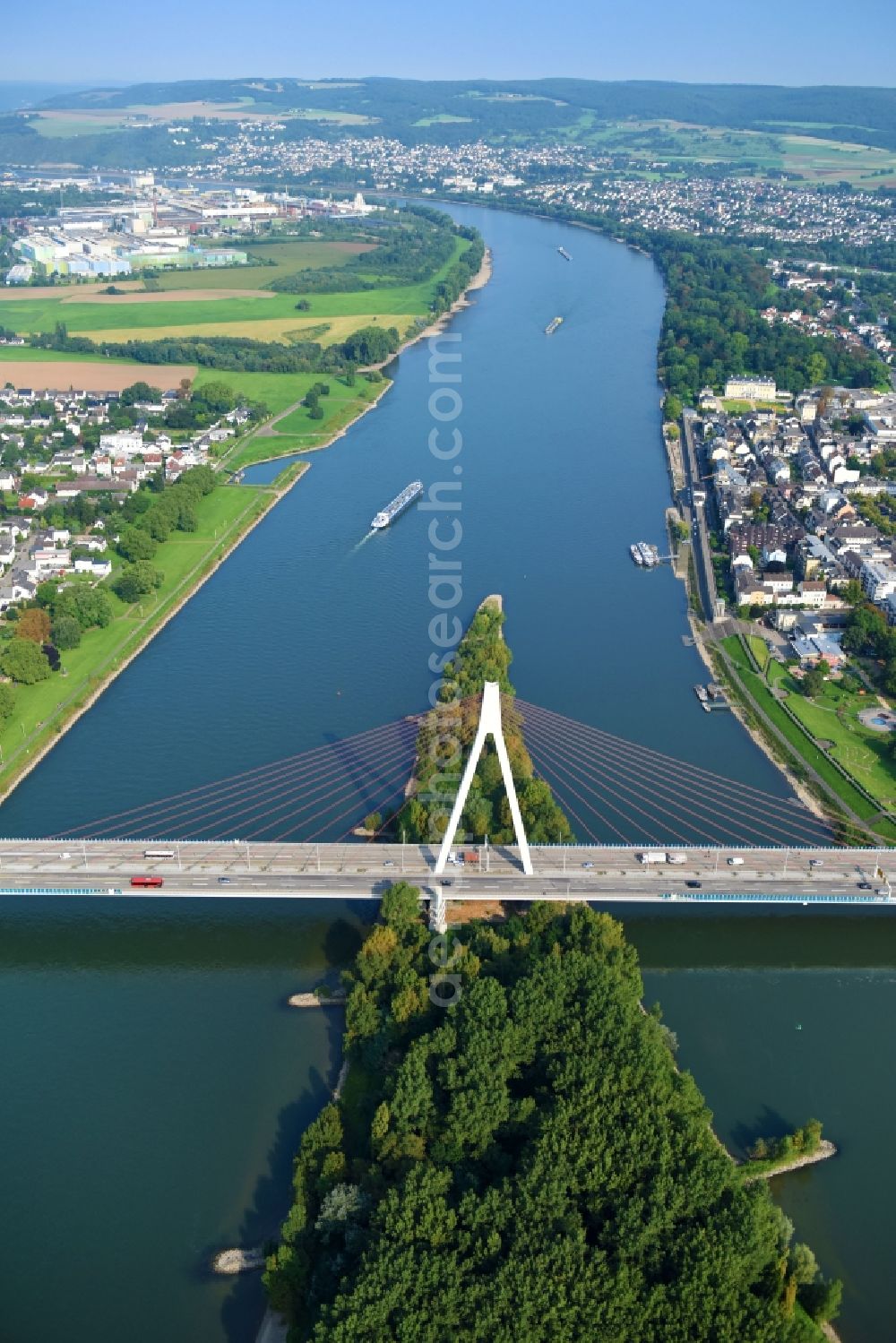 Aerial photograph Weißenthurm - Riparian zones on the course of the river of the Rhine river in Weissenthurm in the state Rhineland-Palatinate, Germany